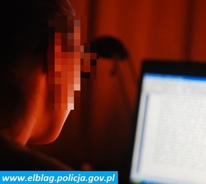 kobieta siedząca przy monitorze komputera. Zdjęcie stanowi ilustracje do tekstu