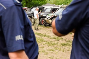 na zdjęciu widocze są samochody biorące udział w rajdzie