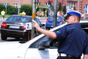 Policjant podczas zabezpieczania procesji