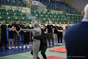 Policyjny instruktor pokazuje jak prawidłowo nieść fantoma