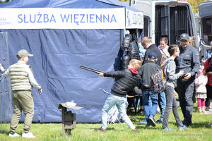 Dzieci biorące udział w pokazie sprzętu służby więziennej.