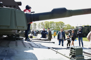 Czołg na wyposażeniu Wojska Polskiego. Na pojeździe dzieci fotografowane przez rodziców.