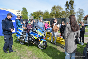 Policyjny motocykl, wokół niego dzieci.