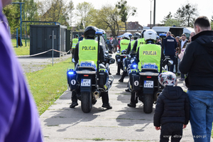 Przejazd policyjnych motocykli, będących ba wyposażeniu policjantów warmińsko-mazurskich.