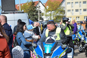 Przejazd policyjnych motocykli, będących ba wyposażeniu policjantów warmińsko-mazurskich.