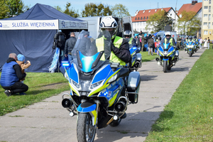 Przejazd policyjnych motocykli, będących na wyposażeniu policjantów warmińsko-mazurskich.