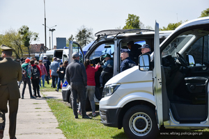 Policjanci na festynie służb mundurowych