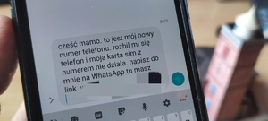 Zdjęcie telefonu z treścią smsa dotyczącą oszustwa