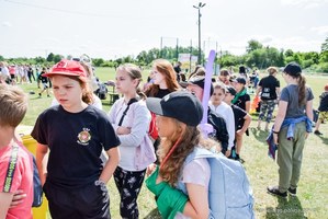 Dzieci bawiące się podczas festynu. Jedna z dziewczynek ma pomalowaną twarz farbkami.