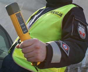 Policjant z urządzeniem alkoblow