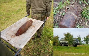 Kolaż trzech zdjęć ujętych na jednym obrazie. Od lewej saperzy niosa zardzewiały pocisk na noszach saperskich, na drugim fragmencie obrazu pocisk leżący w trawie, na trzecim pojazd specjalistyczny saperów z Braniewa.