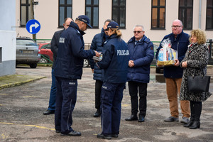 Kilka osób mężczyzn i kobiet podają sobie ręce.