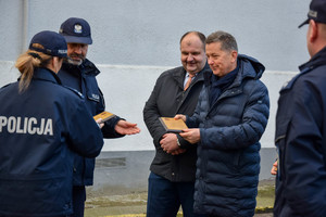 Kilka osób mężczyzn i kobiet podają sobie ręce.