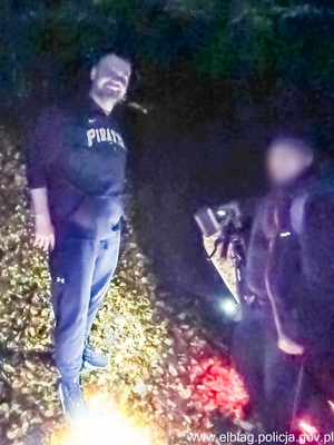 od lewej asp. Maciej Serafin wraz z zagionym mężczyzną