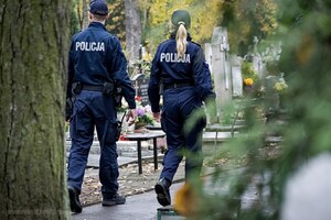 policjanci umundurowanie patrolują cmentarze