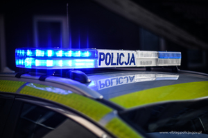 dach radiowozu z włączonymi sygnałami świetlnymi
