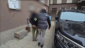 policjanci kryminalni prowadzą zatrzymanego 46-latka do sądu